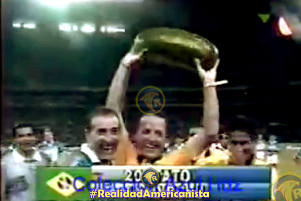 Miguel Ángel Gamboa le entrega una sandía a José Dirceu Guimaráes la noche de la despedida del brasileño Miguel Ángel Gamboa le entrega una sandía a José Dirceu Guimaráes la noche de la despedida del brasileño